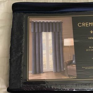 NWT Cremieux Denim Valance with grommets